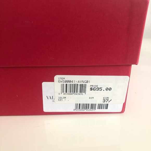 Authentic Valentino Garavani Leather Black Bow Heel Pumps.
Size 37 1/2 - Picture 8 of 12